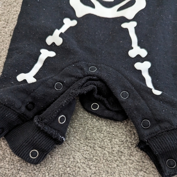 Halloween skeleton onesie size 0-3 months - Picture 4 of 6